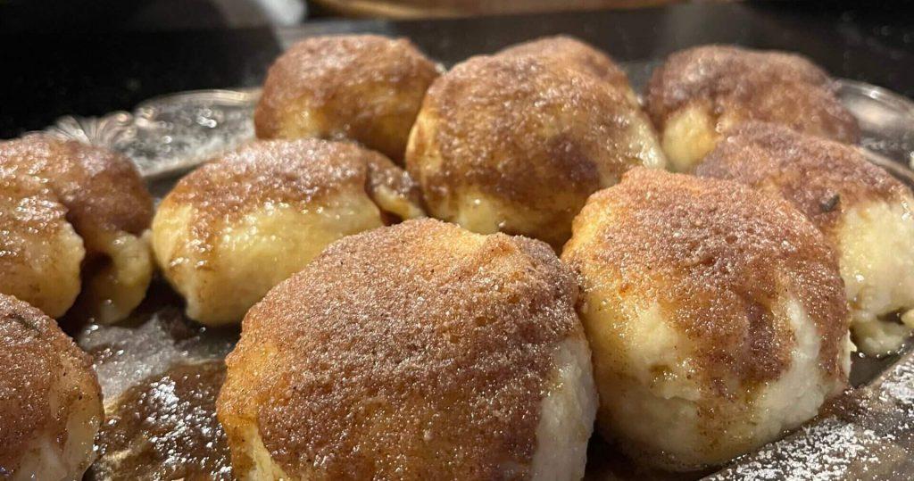Marelični Cmoki - Knedli z drobtinami, recept v fotografiji, Zasebni dogodki, tematski dogodki, Vinske degustacije, prezentacije Slovenskih vinarjev, Kulinarični teambuilding, kuharski tečaj, kulinarične delavnice, rojstni dnevi v klub gurmanov Skaručna