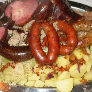 Kmečka pojedina je odlična slovenska tradicionalna jed, ki jo skupaj pripravljamo na kulinaričnih delavnicah, kuharskih tečajih ali kulinaričnih teambuildingih v Klub Gurmanov Skaručna
