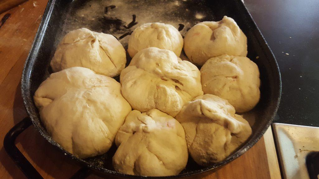 Sveže pripravljeni buhteljni z nadevom pred peko v pekaču