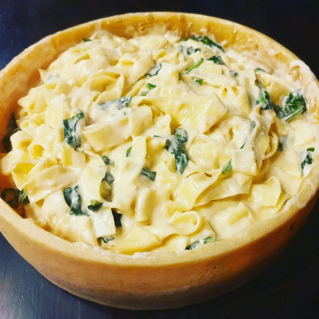 Testenine s sirom in mlado špinačo v kremni omaki – recept Kluba gurmanov Skaručna.