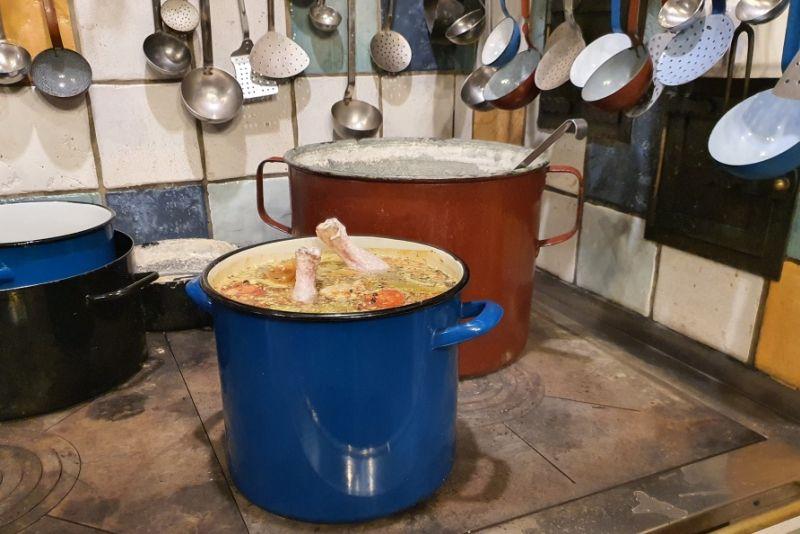 Čisto prava, najboljša, Domača kokošja - kurja juha je odlična jed, ki jo skupaj z vami pripravljamo na kulinaričnih delavnicah, kuharskih tečajih ali kulinaričnih teambuildingih v Klub Gurmanov Skaručna