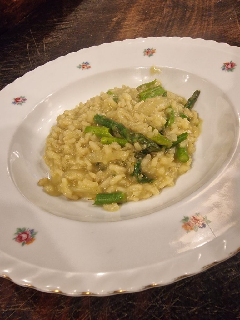 Rižota s šparglji je kremasta pomladna jed iz svežih špargljev in riža arborio. Preprosta priprava, vrhunski okus in odlična izbira za gurmansko razvajanje.