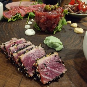 Na hitro opečena tuna v sezamovi srajčki z lanom, Tunin karpačo (carpaccio), vasabi, ingver ki ga pripravljam skupaj z vami na kulinaričnih delavnicah, kuharskih tečajih, ali kulinaričnih teambuildingih (timbildingih) v Klubu Gurmanov Skaručna.