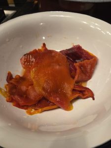 Rezanje olupljene pečene paprike za sataraš – recept chefa Marka Žagarja, Klub gurmanov Skaručna
